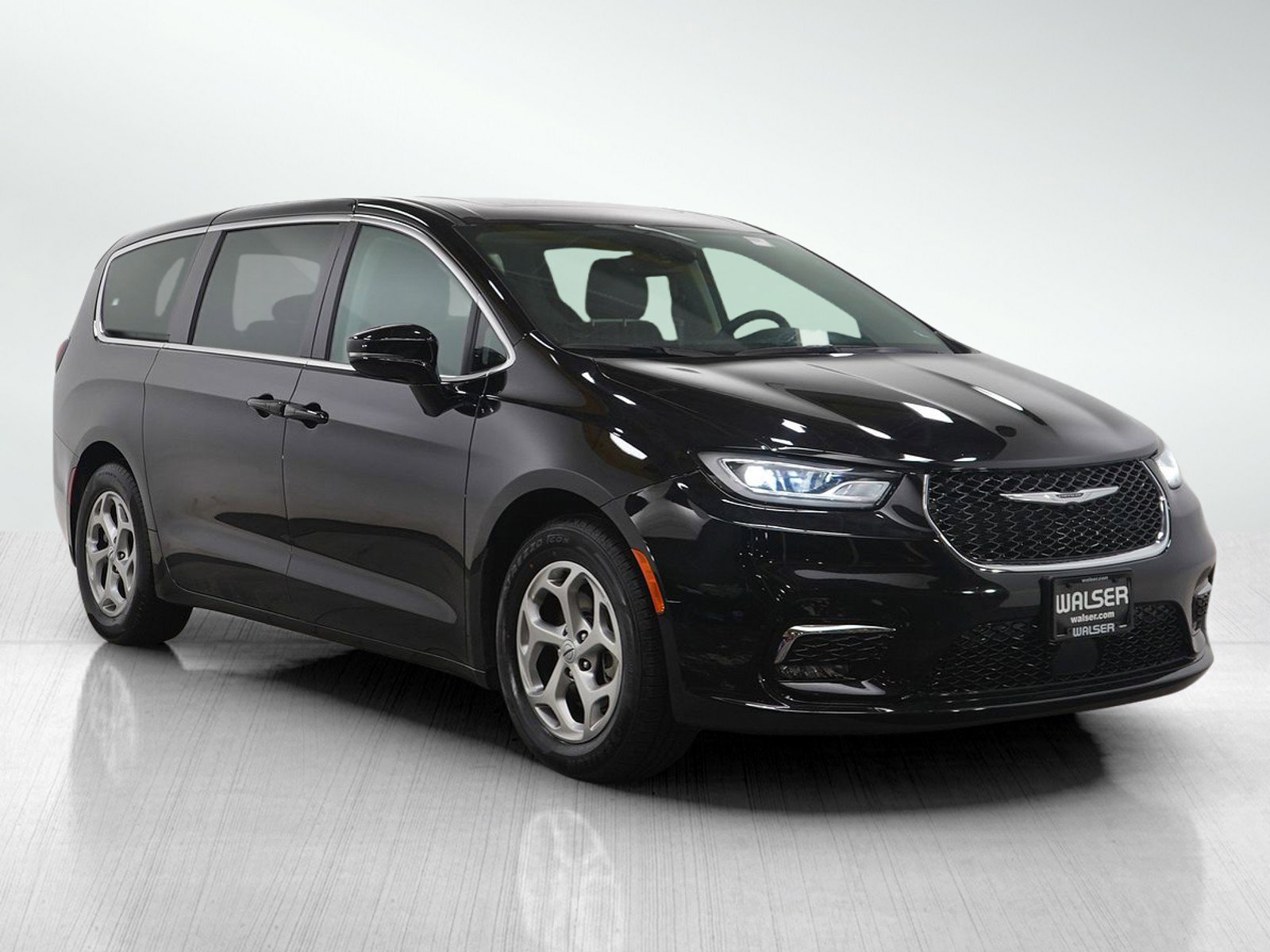 Used 2024 Chrysler Pacifica Limited image 8