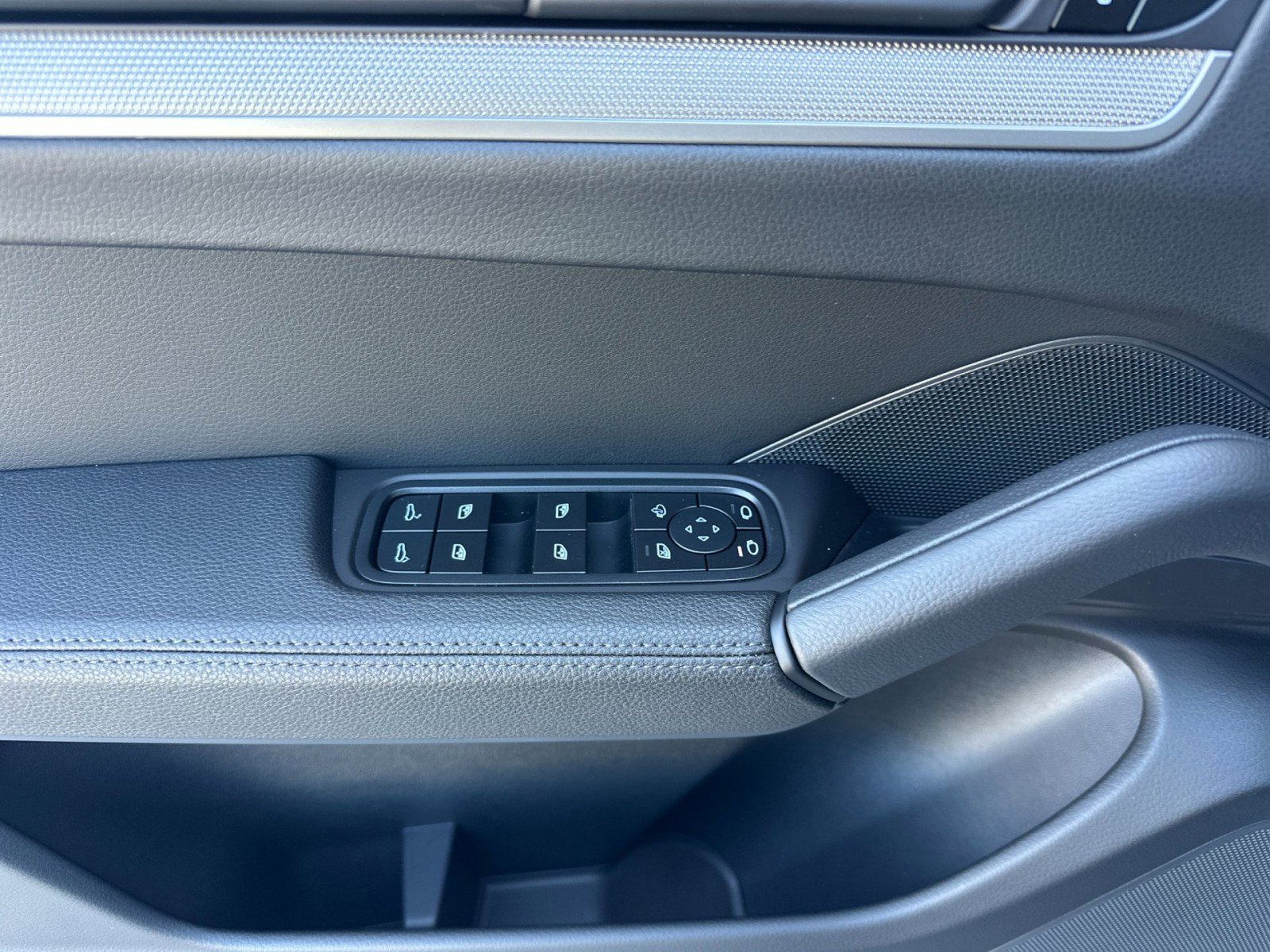 New 2025 Porsche Cayenne Coupe image 12