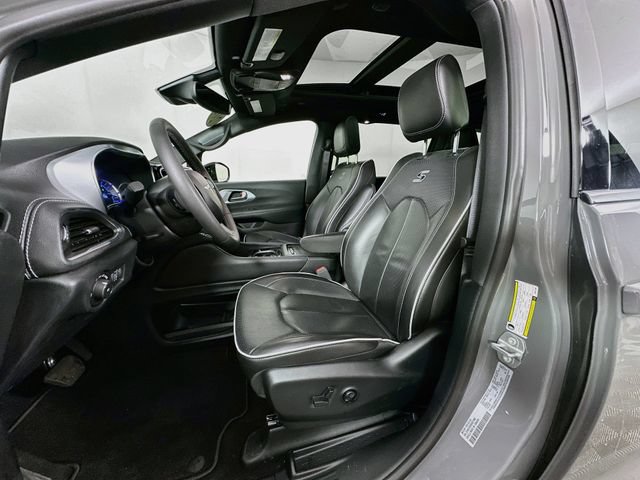 Used 2025 Chrysler Pacifica Premium FWD image 20
