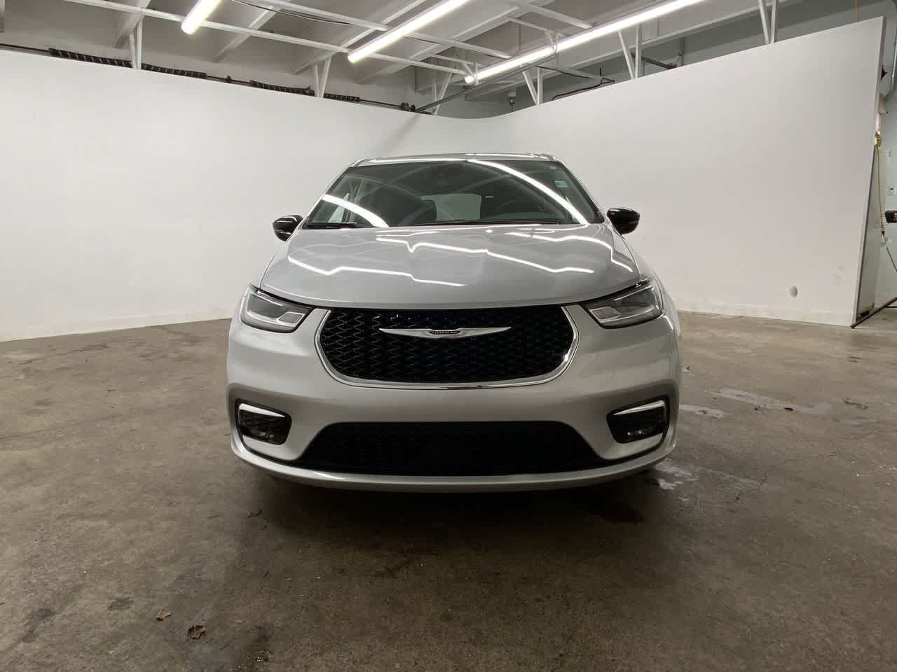 Used 2024 Chrysler Pacifica Touring-L FWD image 9