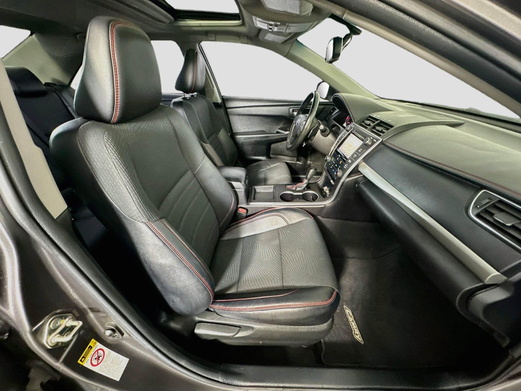 Used 2016 Toyota Camry SE w/ Moonroof Package FWD image 31