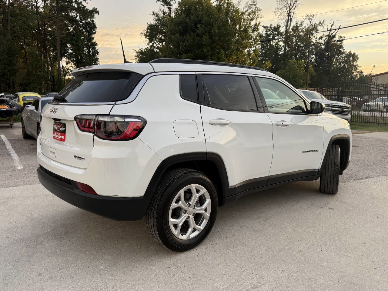 Used 2024 Jeep Compass Latitude image 4