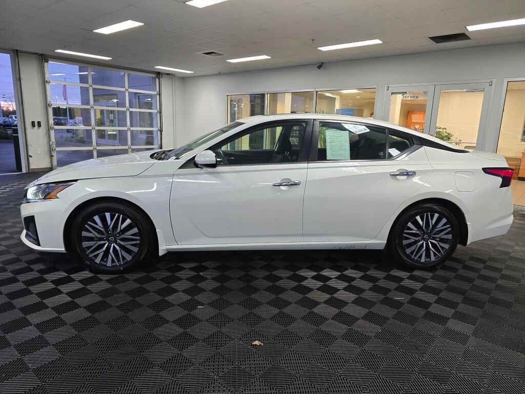 Used 2024 Nissan Altima 2.5 SV w/ SV Premium Package image 7