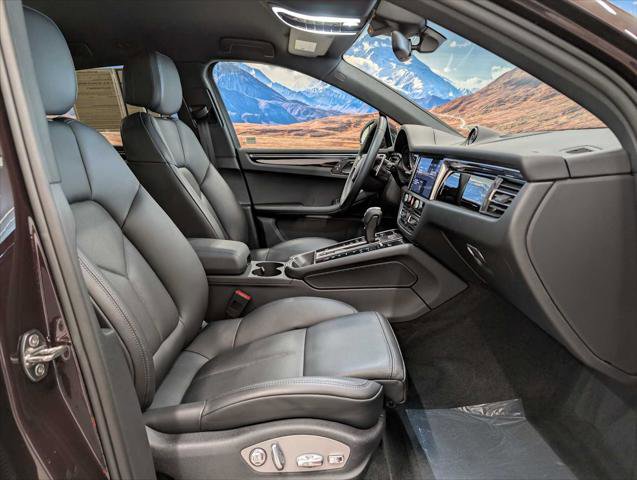 Used 2025 Porsche Macan AWD/4WD image 12