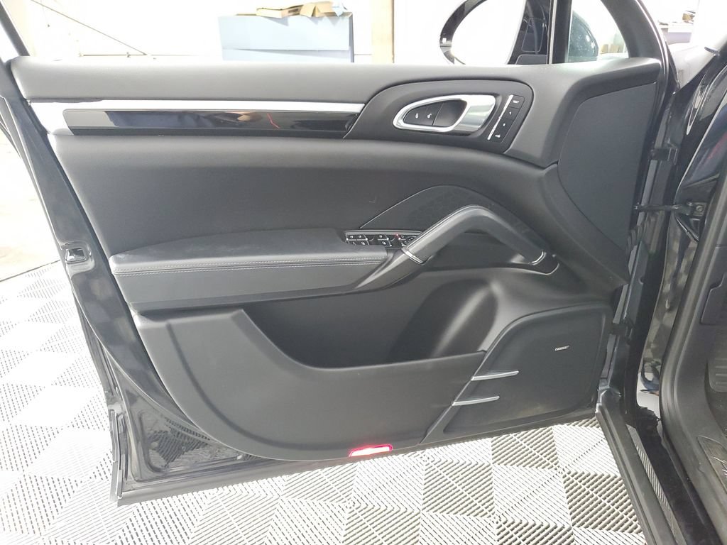 Used 2018 Porsche Cayenne Platinum Edition w/ Premium Package AWD/4WD image 27