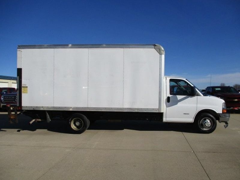 Used 2017 Chevrolet Express 4500 Extended RWD image 4