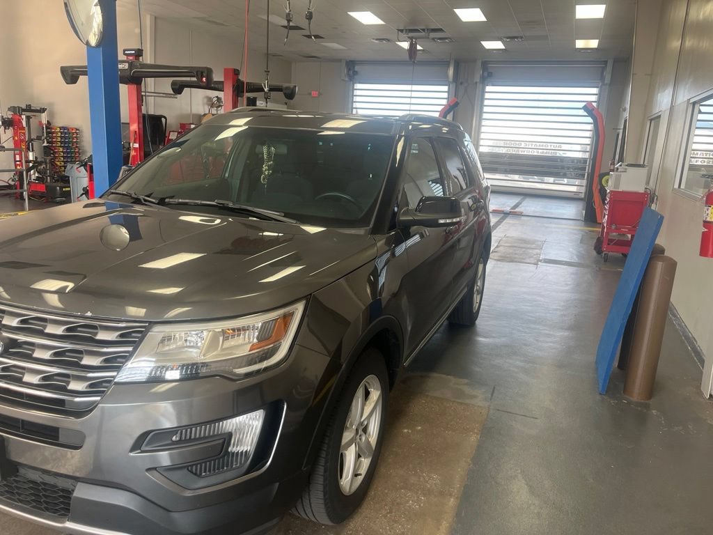 Used 2016 Ford Explorer XLT AWD/4WD image 2