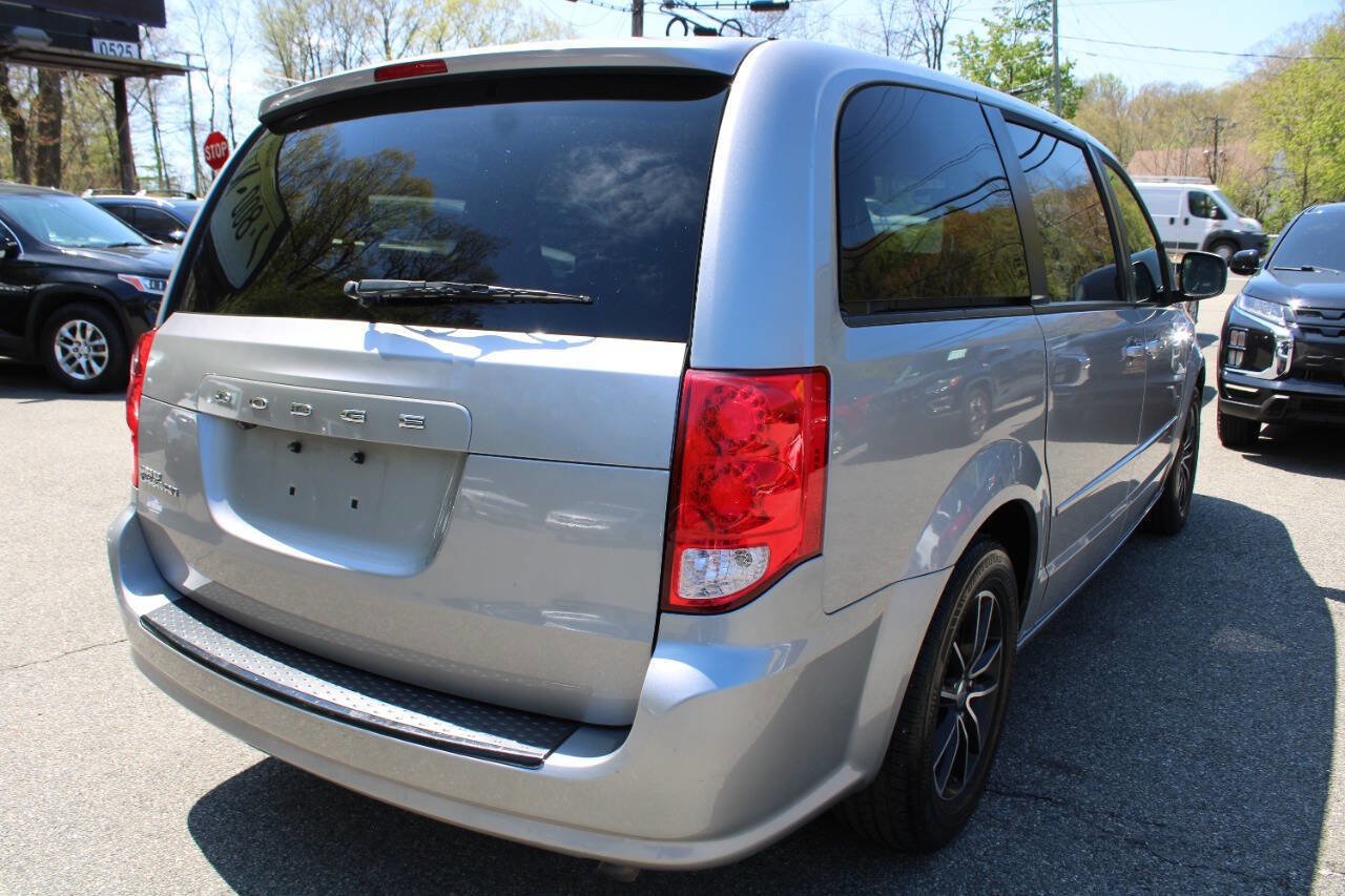 Used 2017 Dodge Grand Caravan SXT w/ Blacktop Package FWD image 8