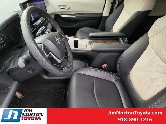 Used 2025 Toyota Sienna Limited image 15