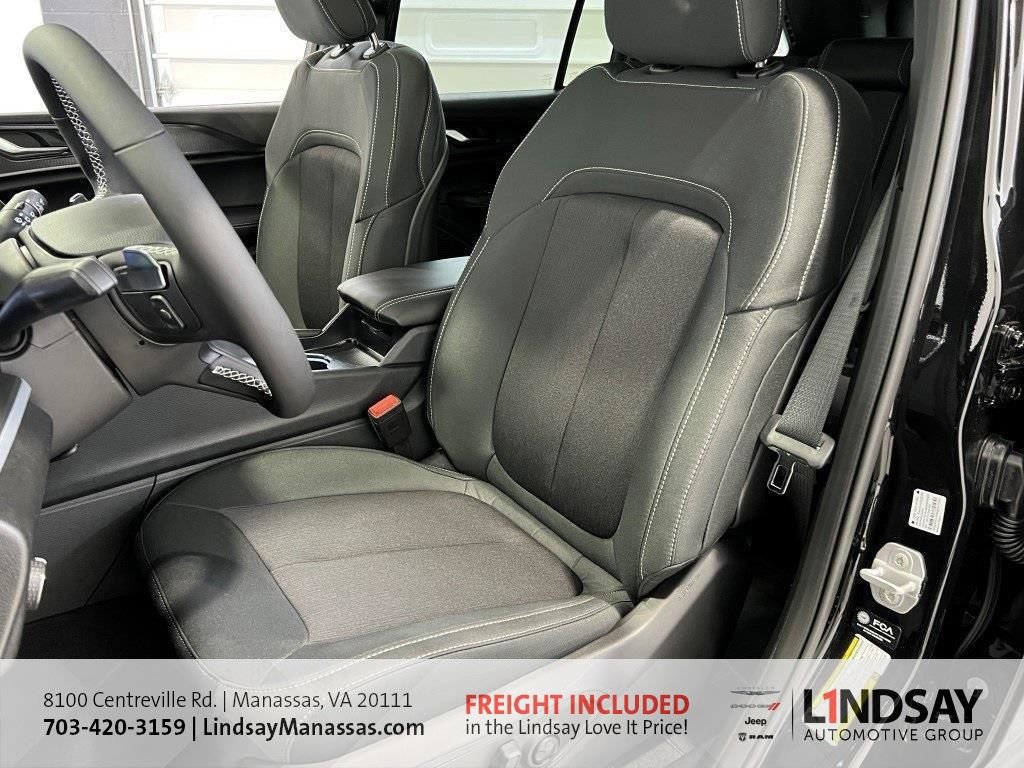 New 2025 Jeep Grand Cherokee Laredo X w/ Luxury Tech Group I image 15