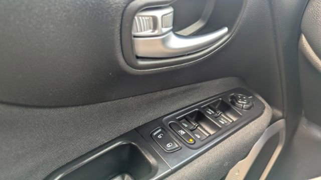 Used 2018 Jeep Renegade Latitude image 29