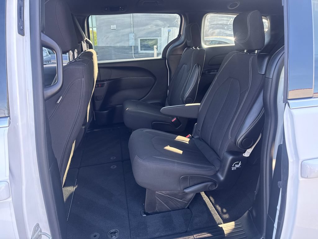Used 2024 Chrysler Pacifica Touring FWD image 11
