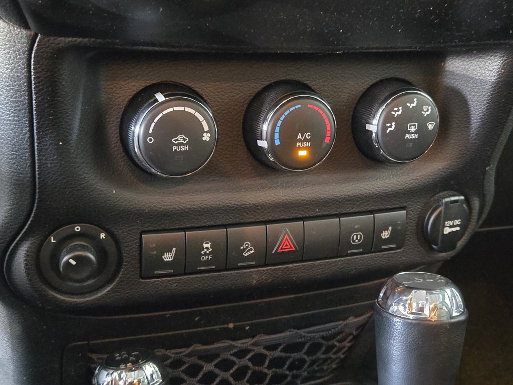 Used 2017 Jeep Wrangler Unlimited Sahara w/ Connectivity Group AWD/4WD image 20