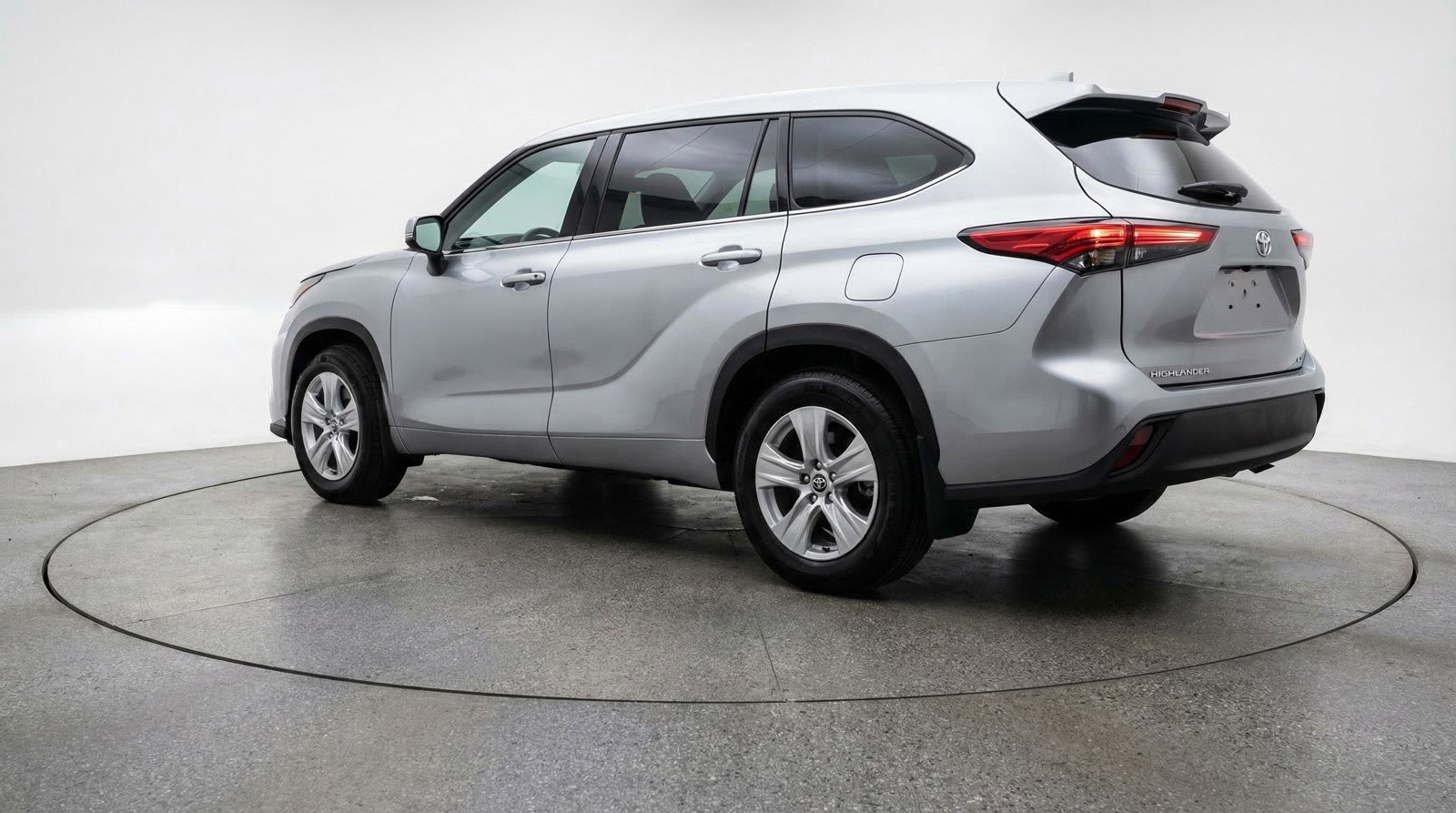 Used 2025 Toyota Highlander LE image 6