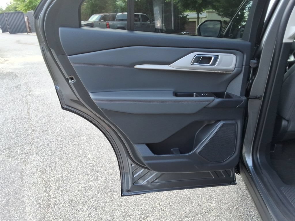 Used 2025 Ford Explorer Active RWD image 17