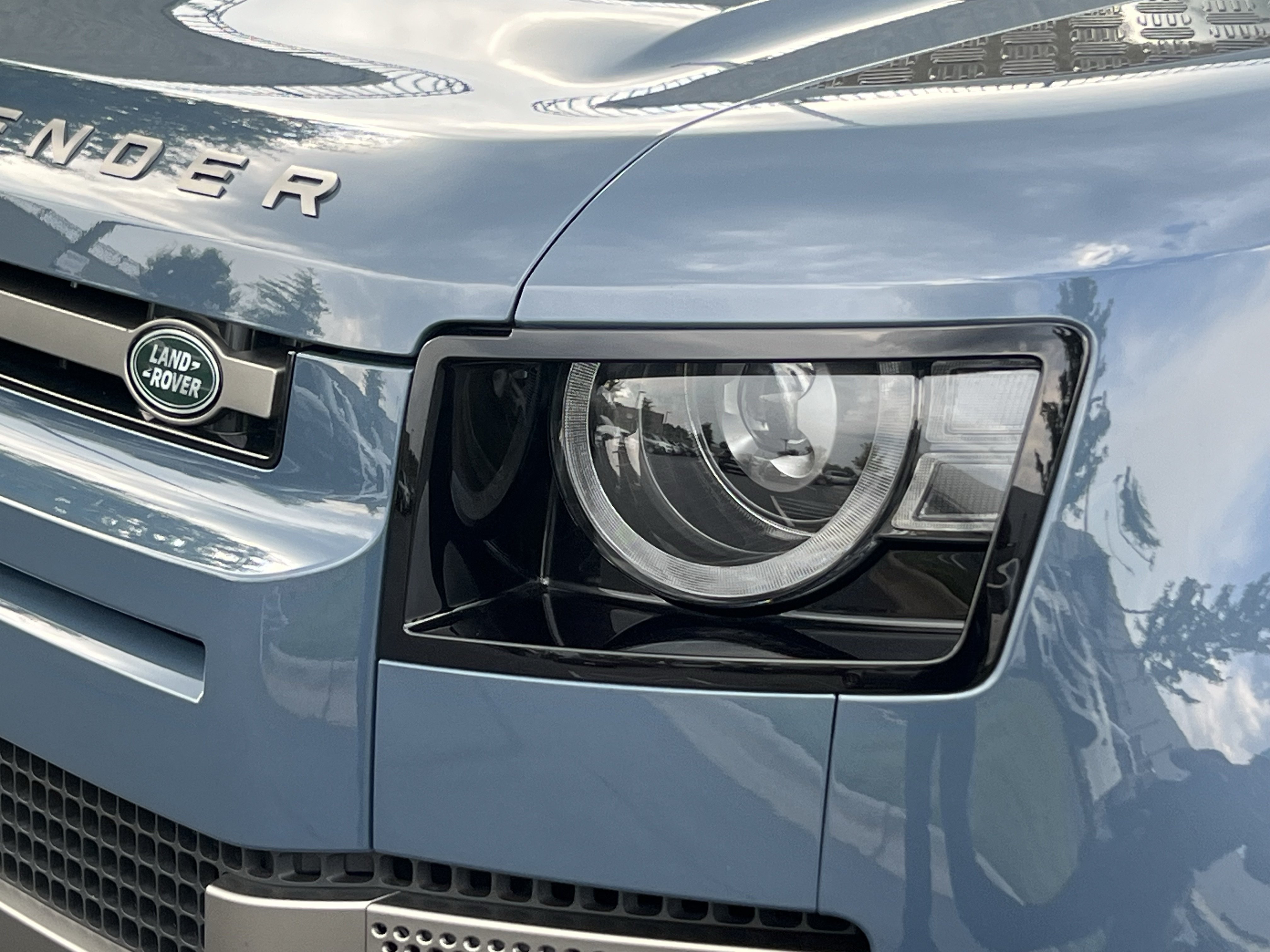 Used 2024 Land Rover Defender 110 X-Dynamic SE AWD/4WD image 12