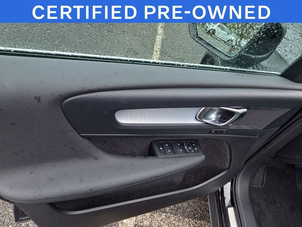 Used 2025 Volvo XC40 B5 Core AWD/4WD image 3
