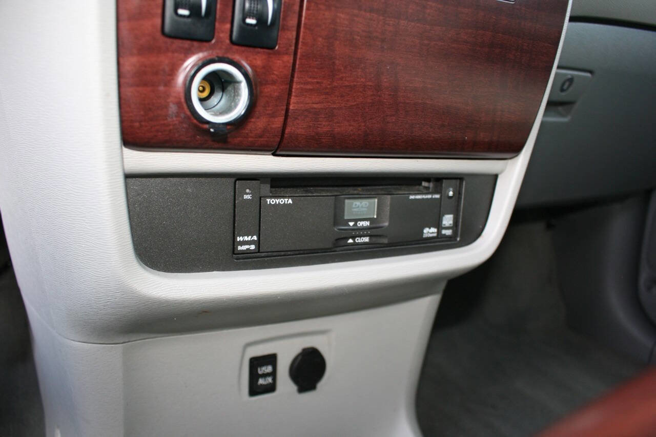 Used 2014 Toyota Sienna XLE image 22