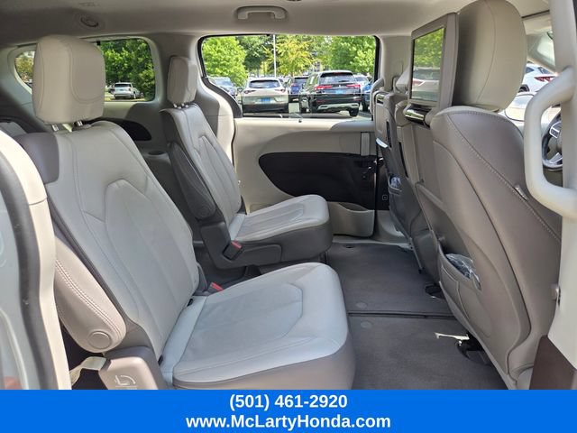 Used 2019 Chrysler Pacifica Touring-L Plus w/ Advanced Safetytec Group FWD image 17