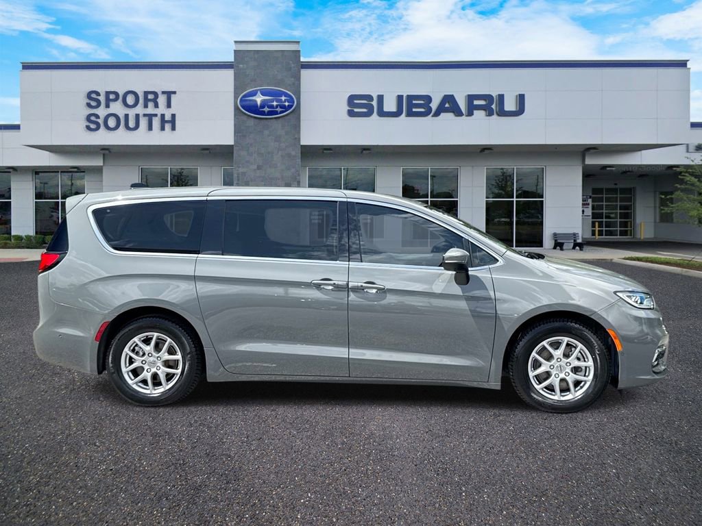 Used 2023 Chrysler Pacifica Touring-L w/ Uconnect Theater Family Group FWD image 2