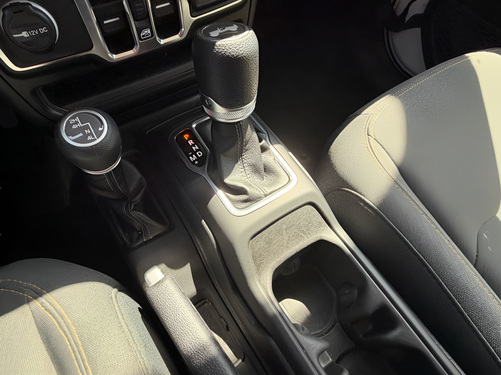 Used 2025 Jeep Wrangler Unlimited Sahara AWD/4WD image 31