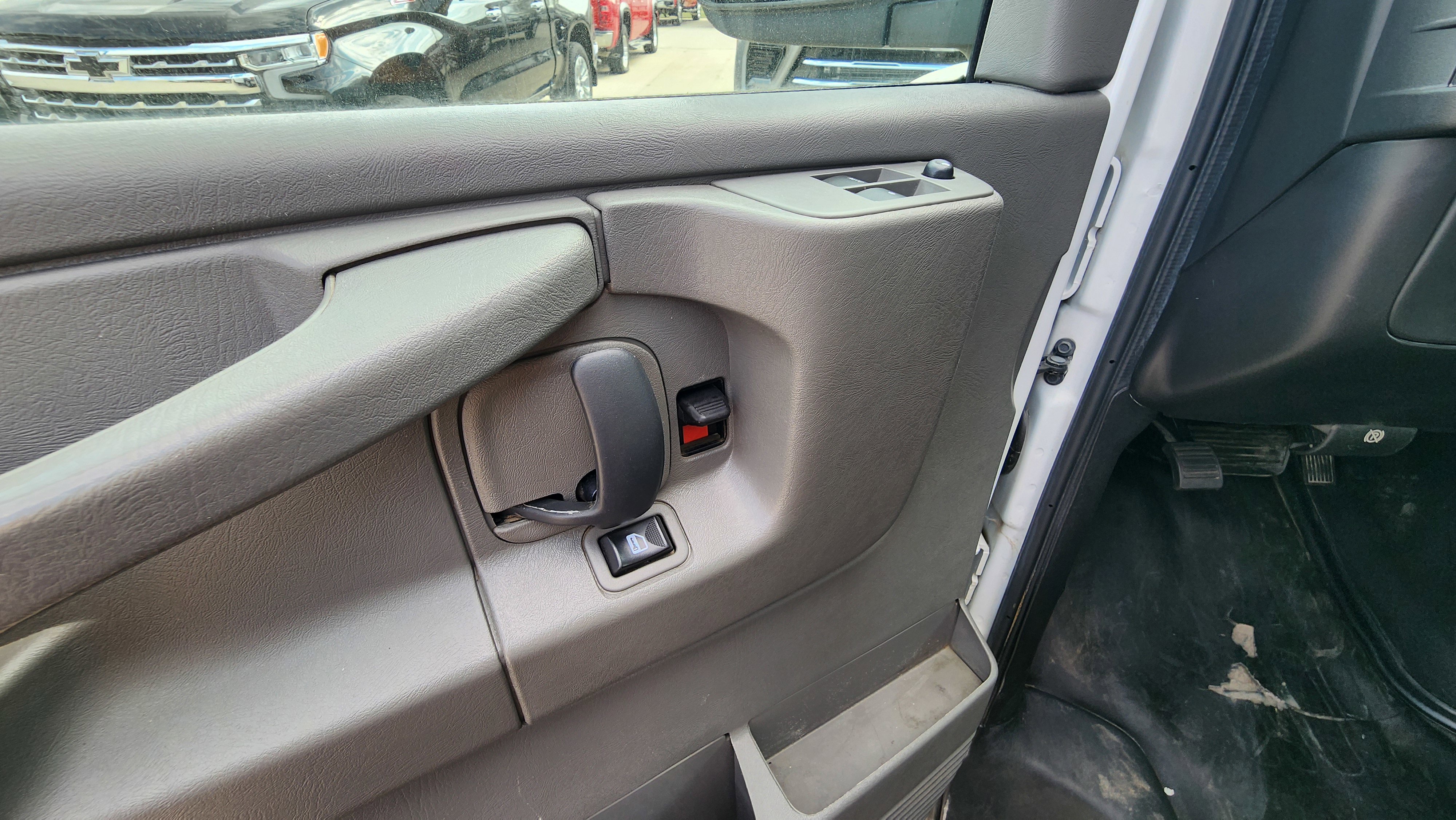 Used 2014 Chevrolet Express 2500 w/ Express Access Plus Package image 8