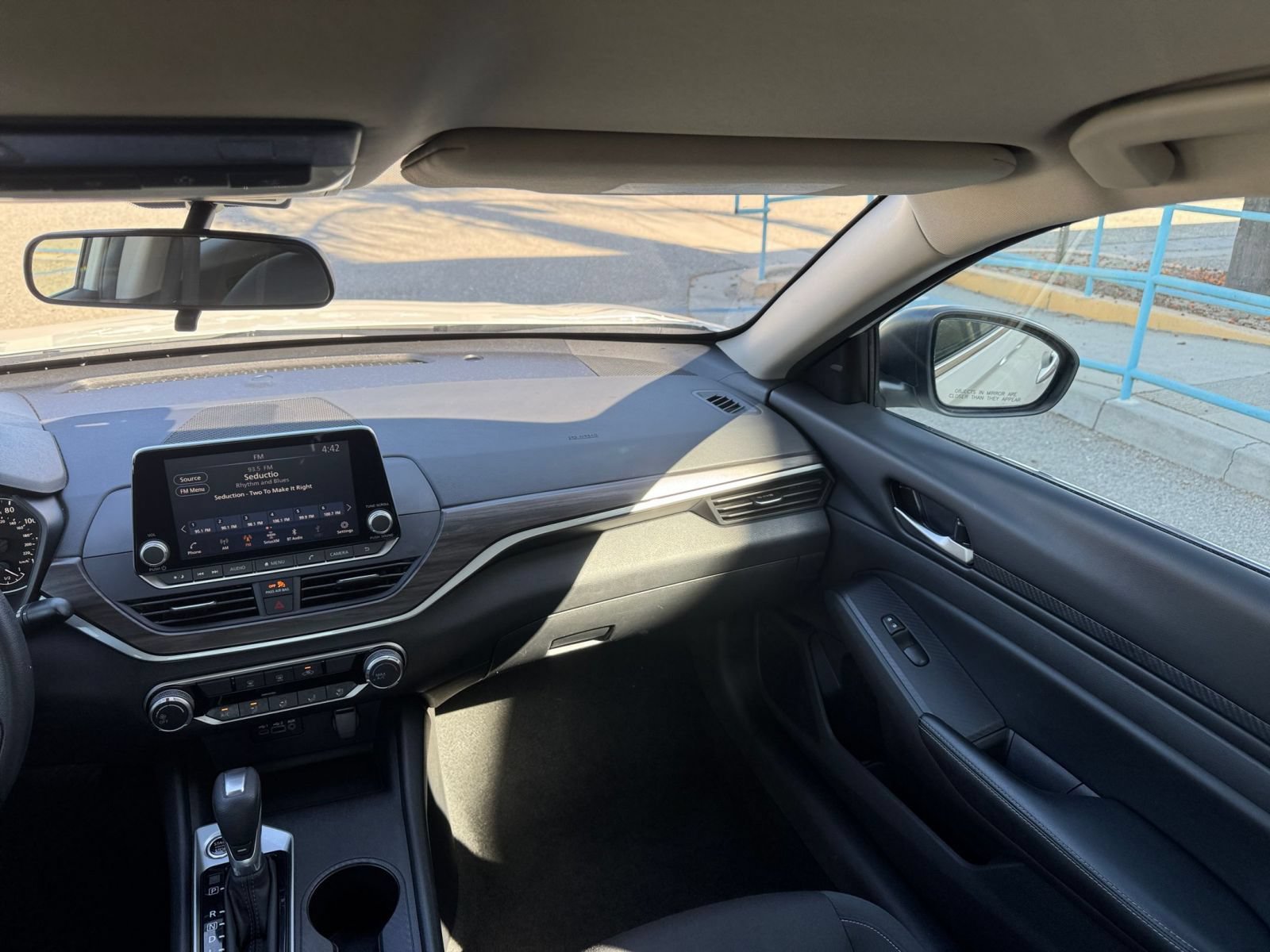 Used 2025 Nissan Altima 2.5 SV FWD image 36
