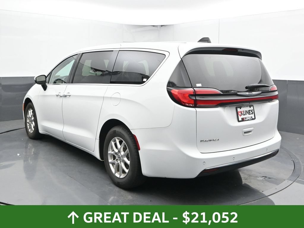 Used 2023 Chrysler Pacifica Touring-L FWD image 12