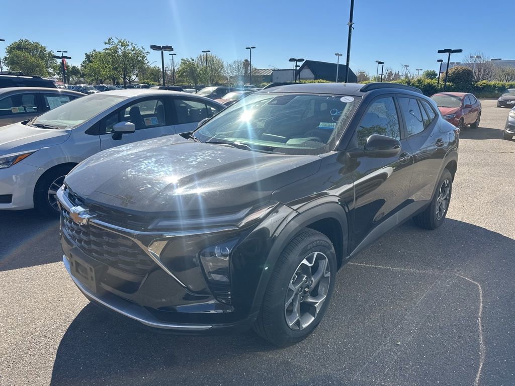Used 2025 Chevrolet Trax LT image 3