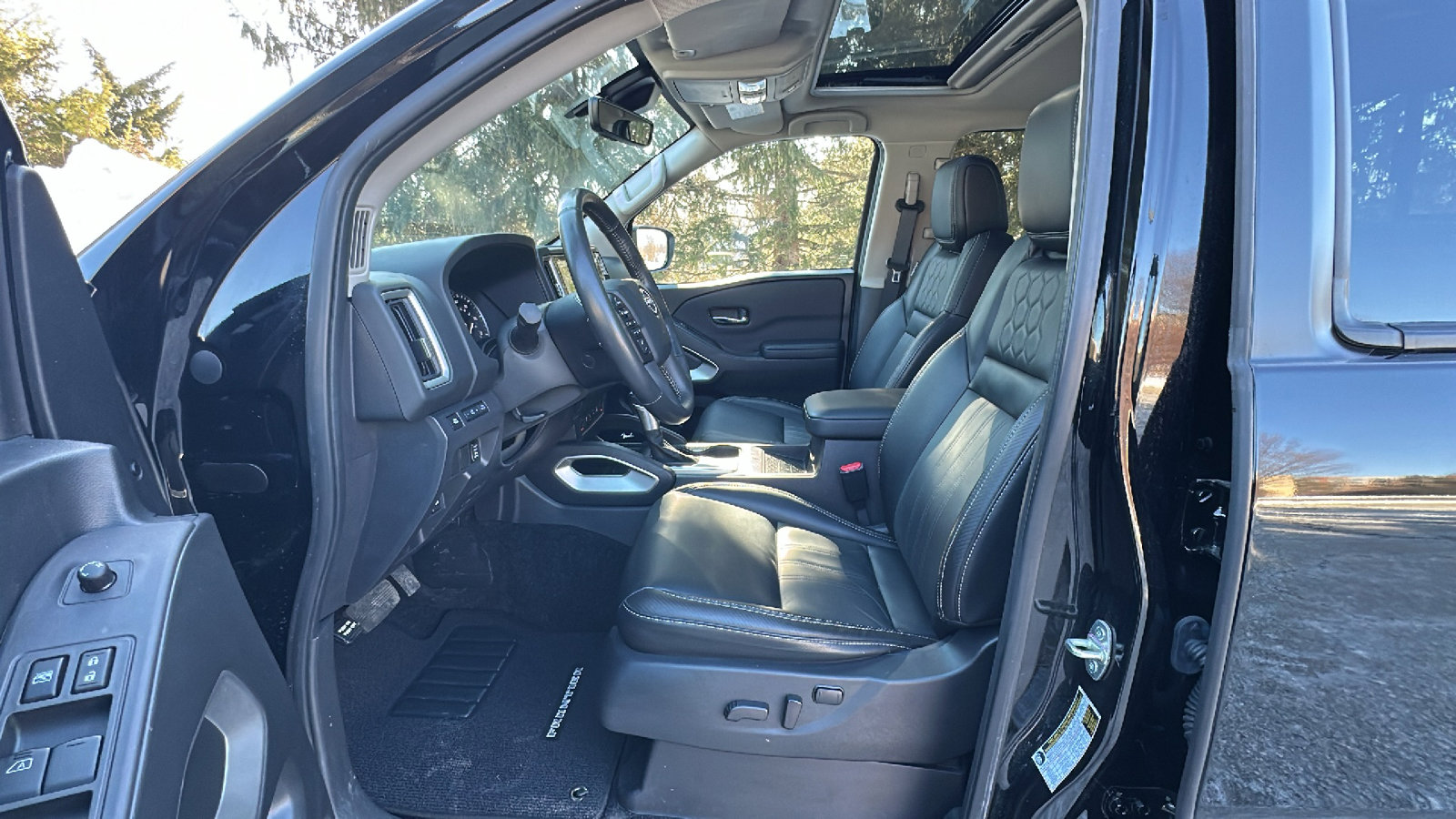 Certified 2025 Nissan Frontier SL image 11