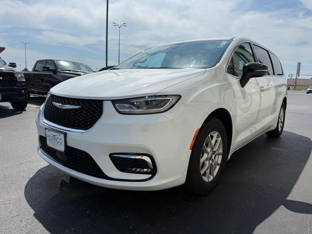 Used 2025 Chrysler Pacifica Select FWD image 9