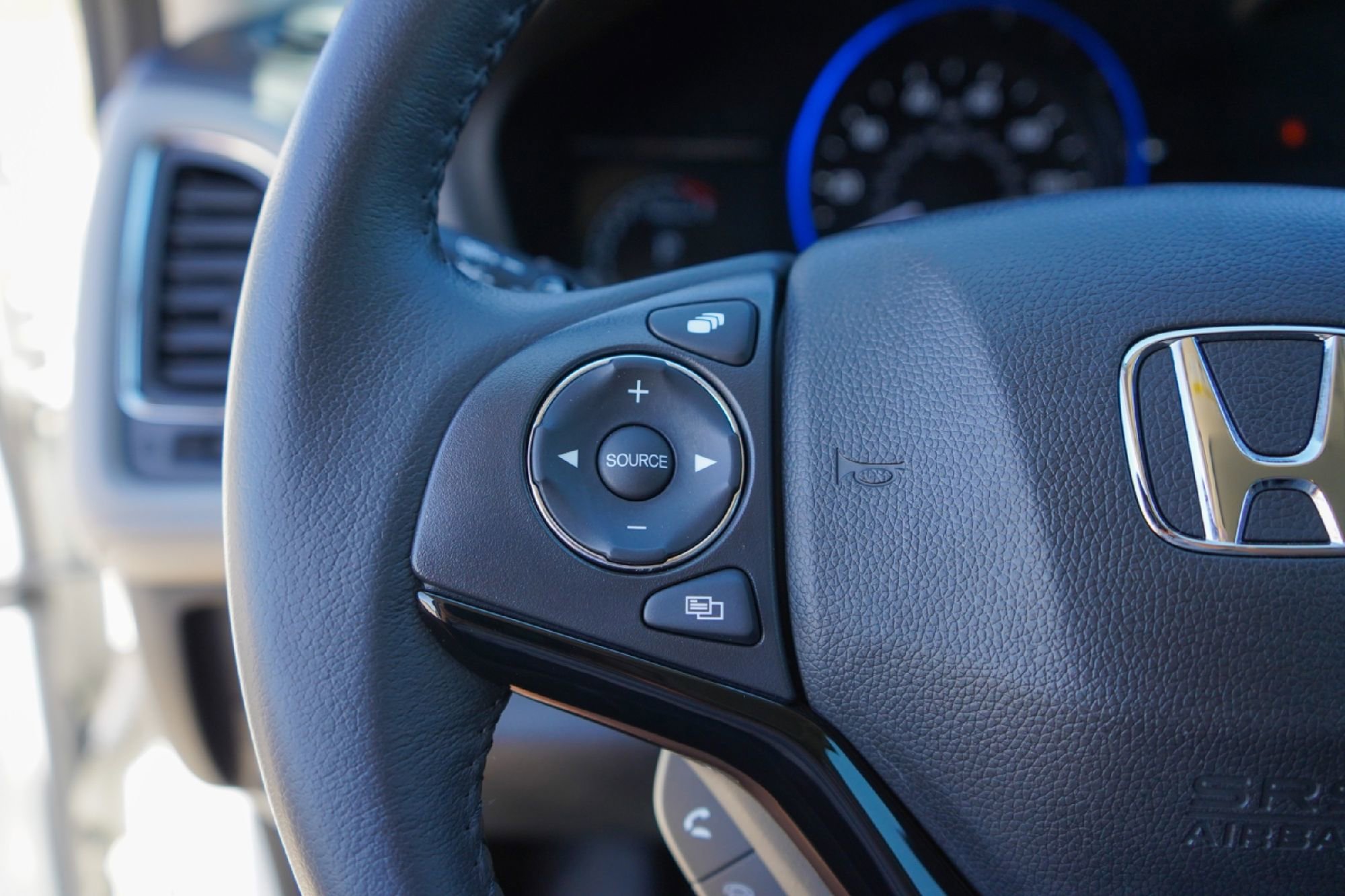 Used 2020 Honda HR-V Touring image 12