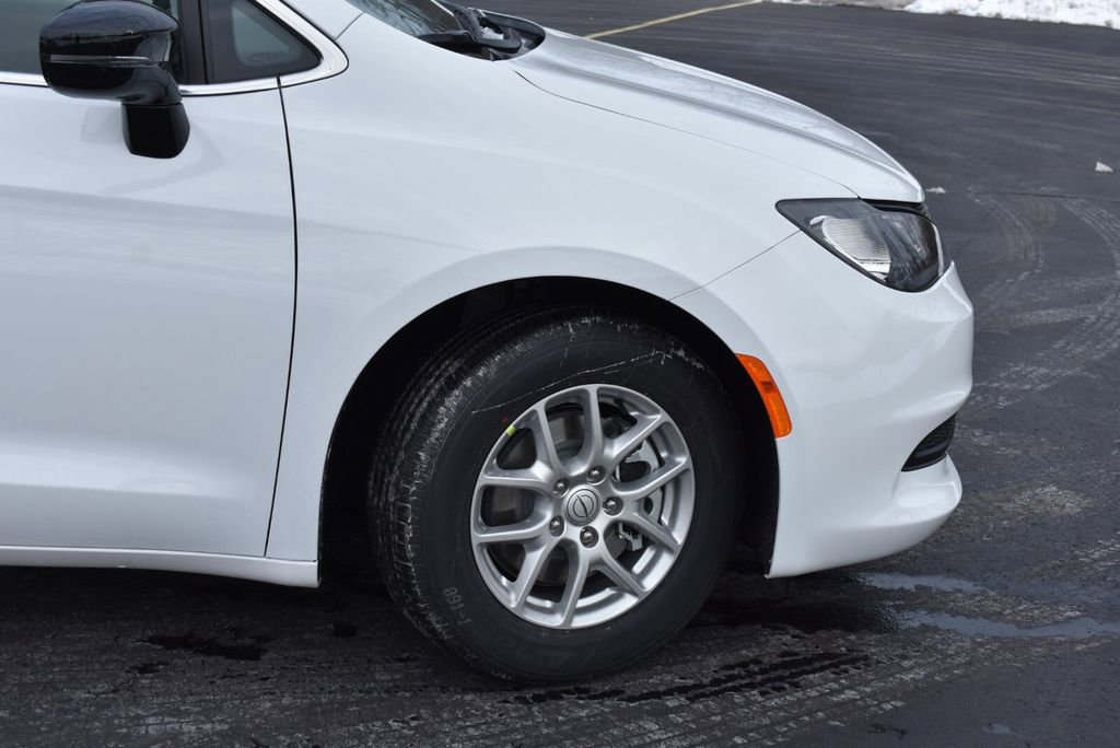 New 2026 Chrysler Voyager LX image 3