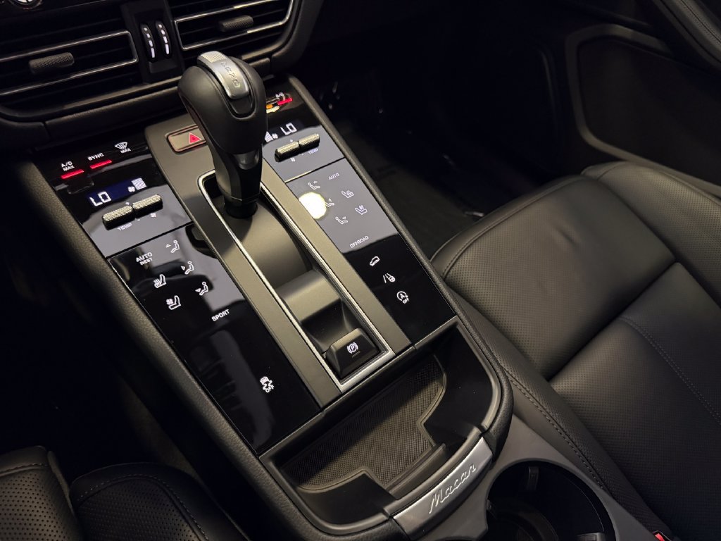 Certified 2026 Porsche Macan AWD/4WD image 19