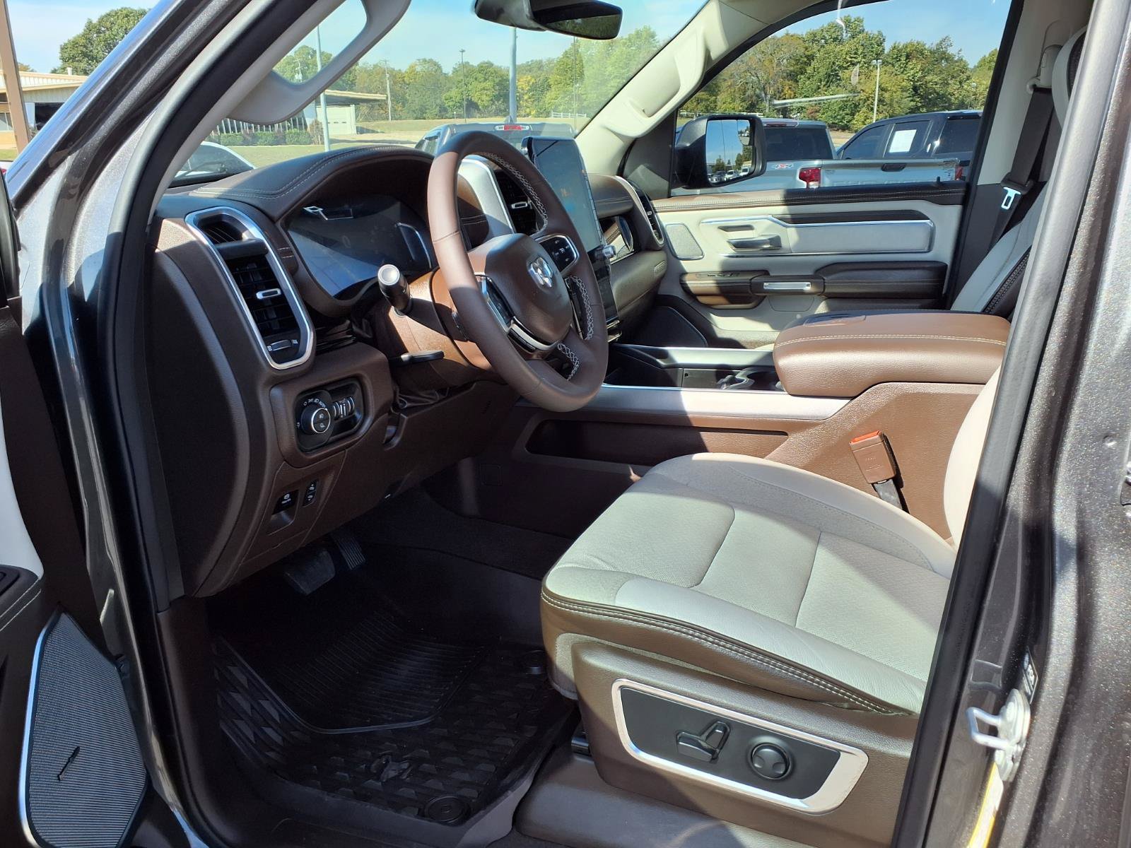 Used 2025 RAM 1500 Laramie AWD/4WD image 16