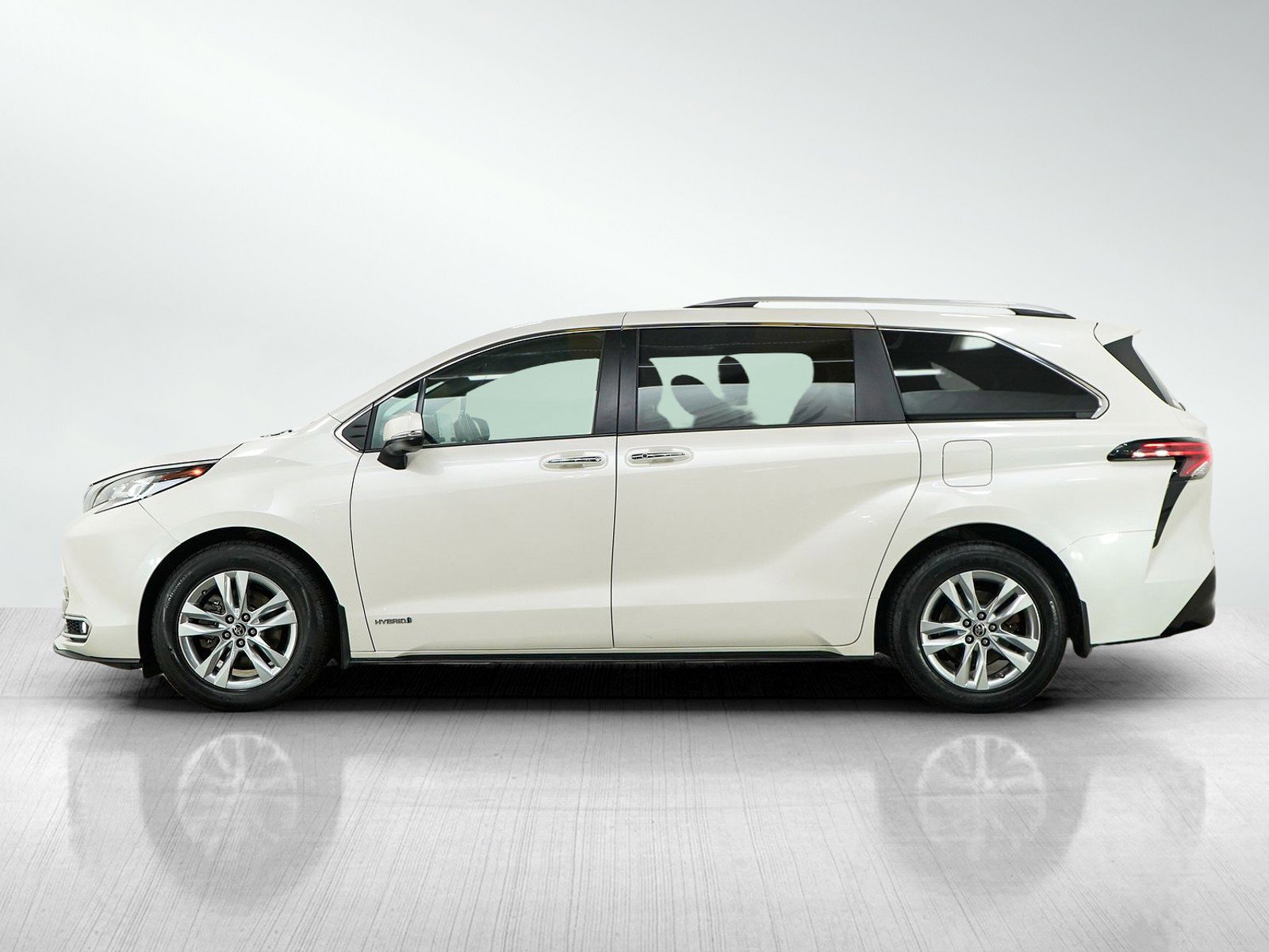 Used 2021 Toyota Sienna Limited AWD/4WD image 2