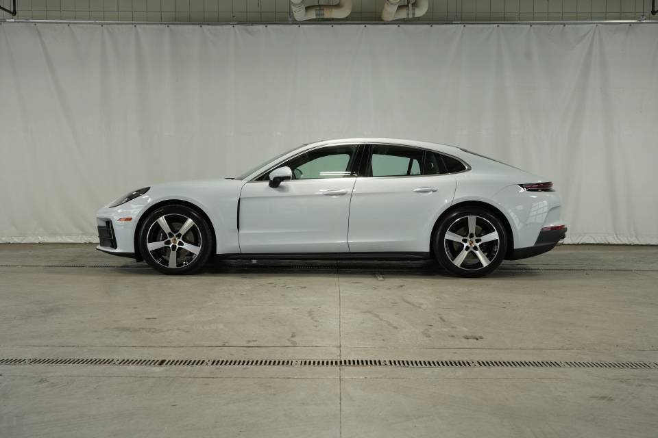 New 2025 Porsche Panamera 4 image 2