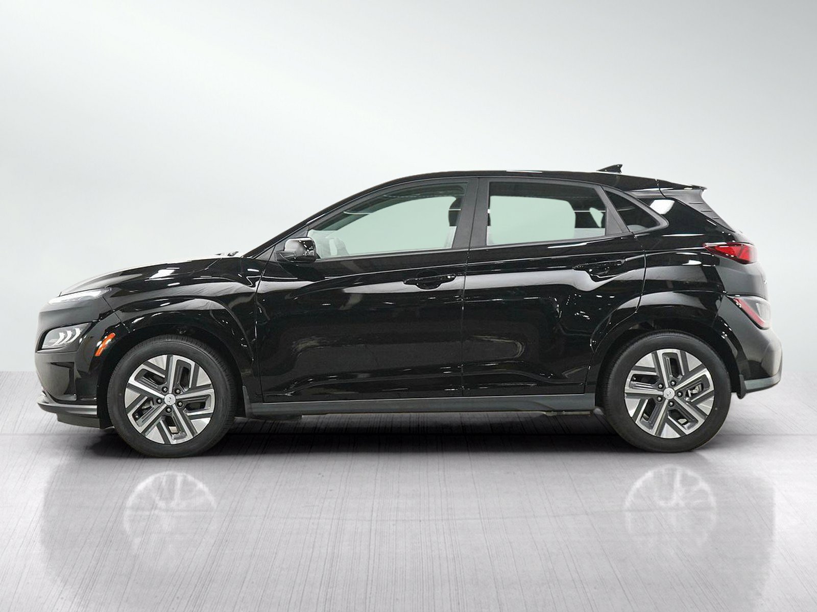 Used 2023 Hyundai Kona Limited FWD image 2