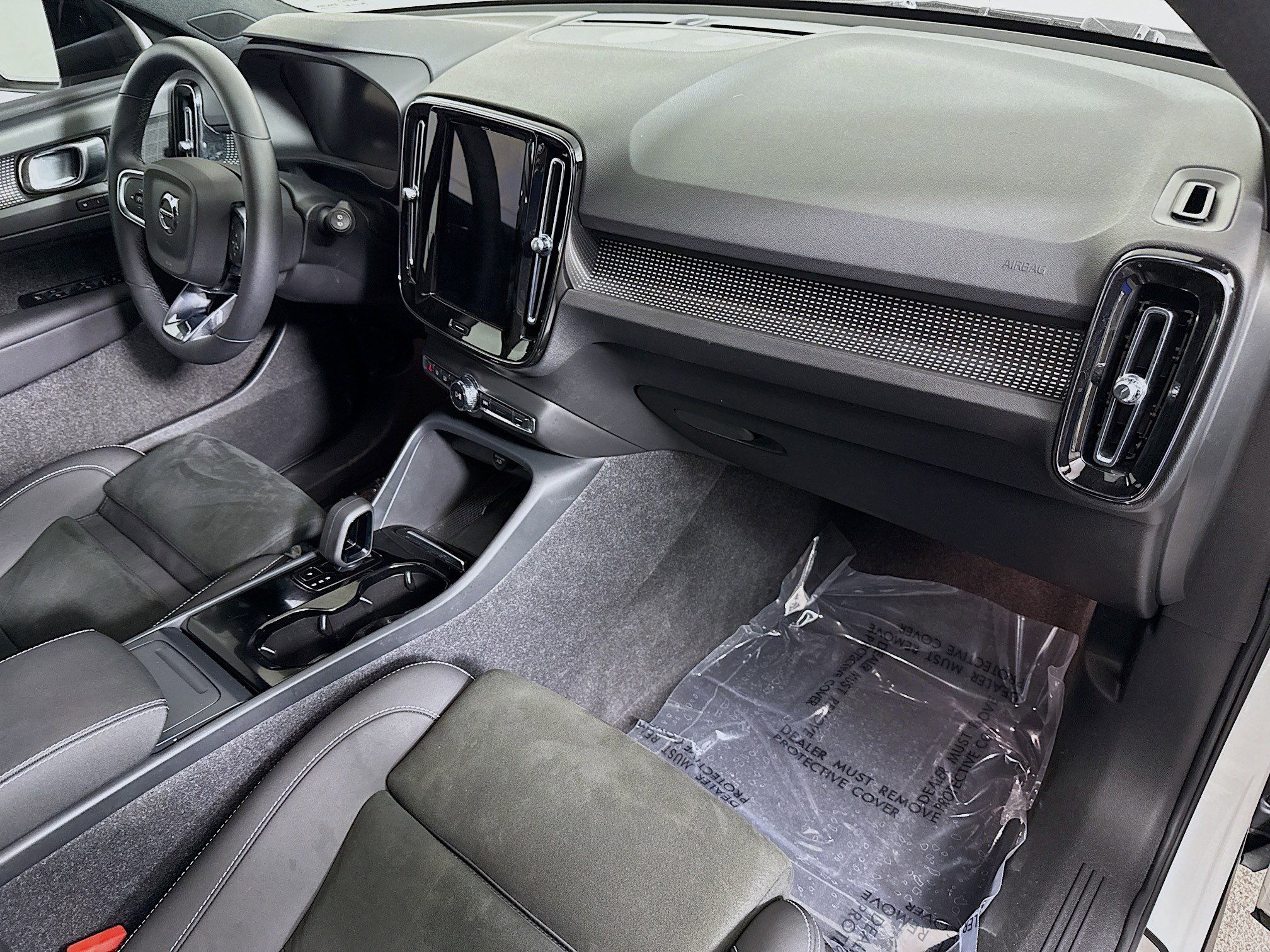 Used 2022 Volvo XC40 P8 Recharge Plus image 29