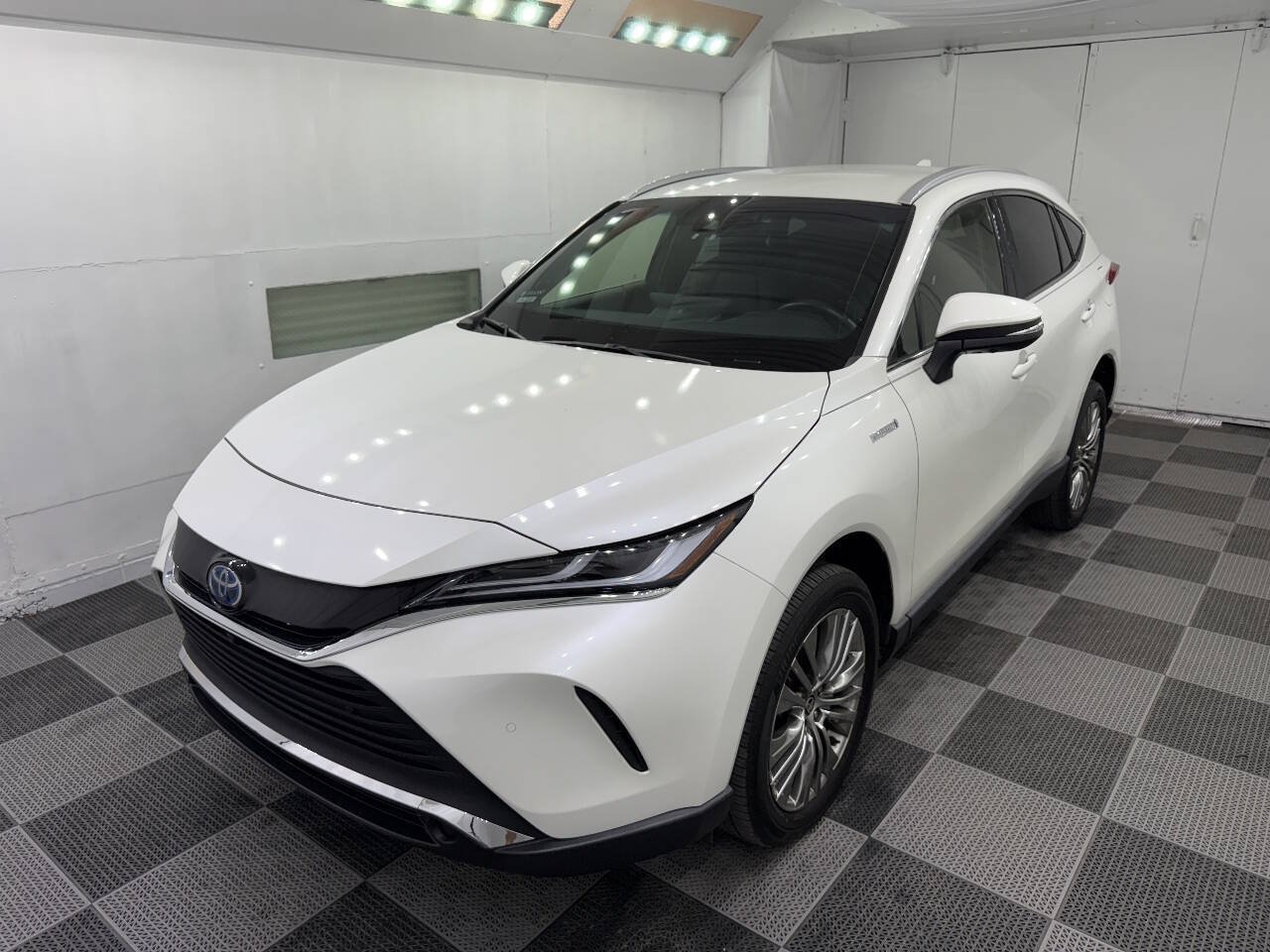 Used 2021 Toyota Venza Limited AWD/4WD image 3