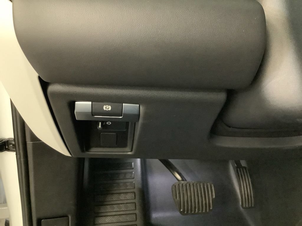 Used 2025 Land Rover Defender 130 X-Dynamic SE AWD/4WD image 30