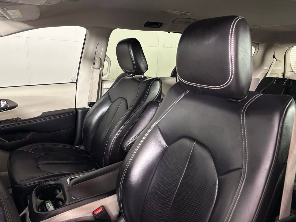 Used 2023 Chrysler Pacifica Touring-L image 18