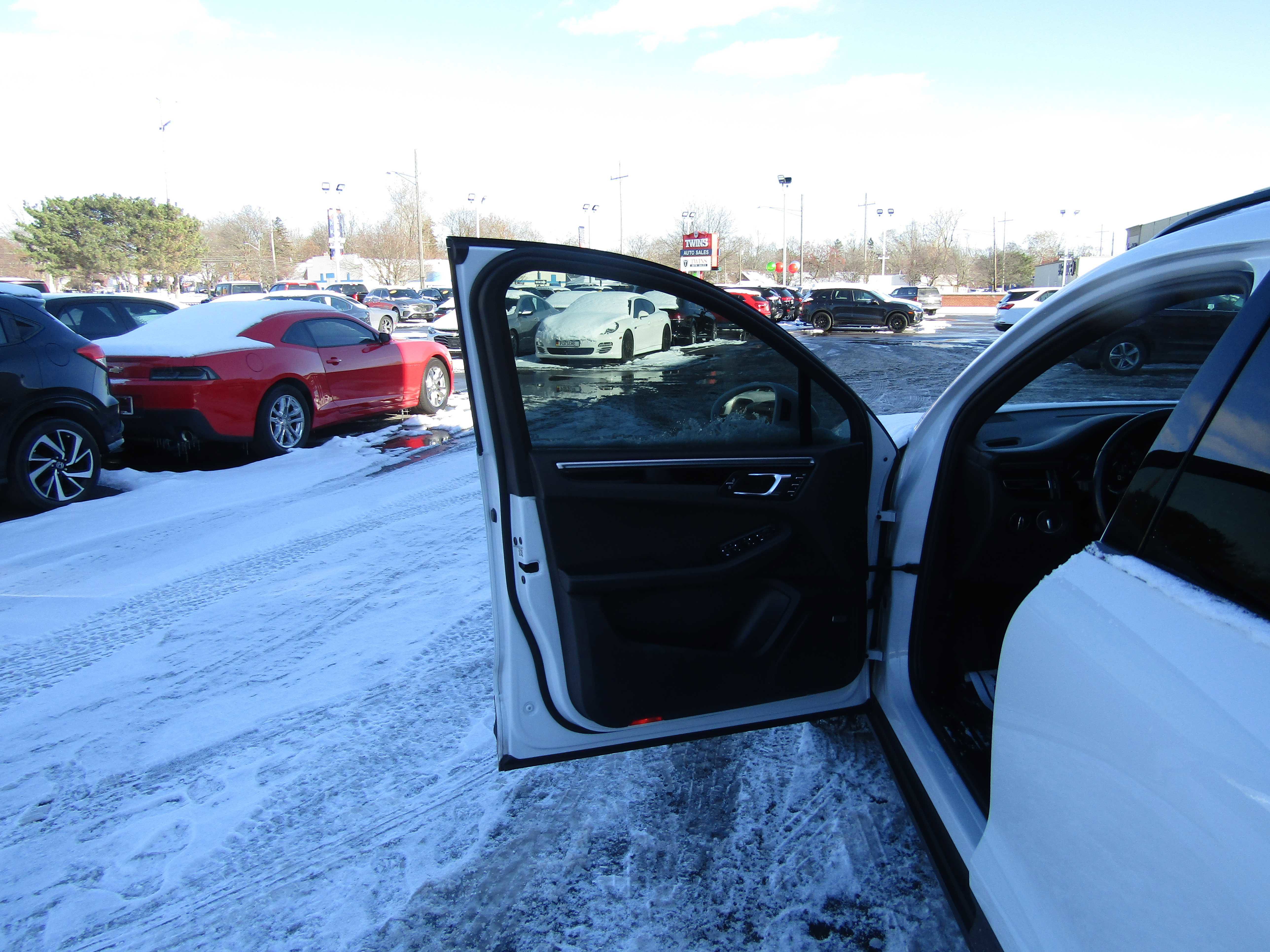 Used 2022 Porsche Macan AWD/4WD image 7