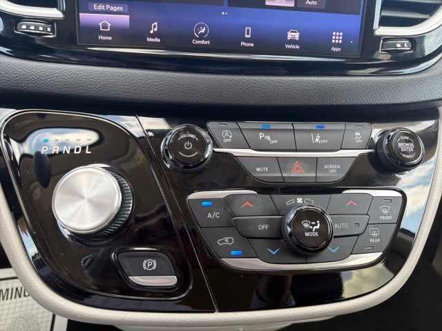 Used 2023 Chrysler Pacifica Touring-L FWD image 8