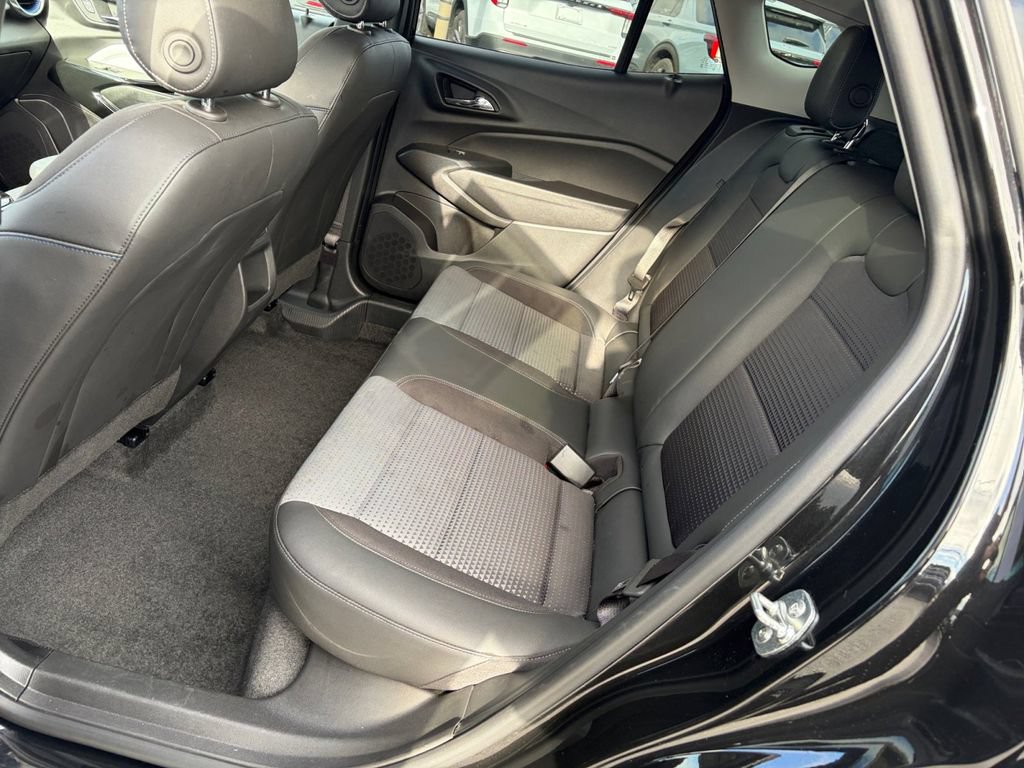 Used 2025 Chevrolet Trax LT FWD image 17