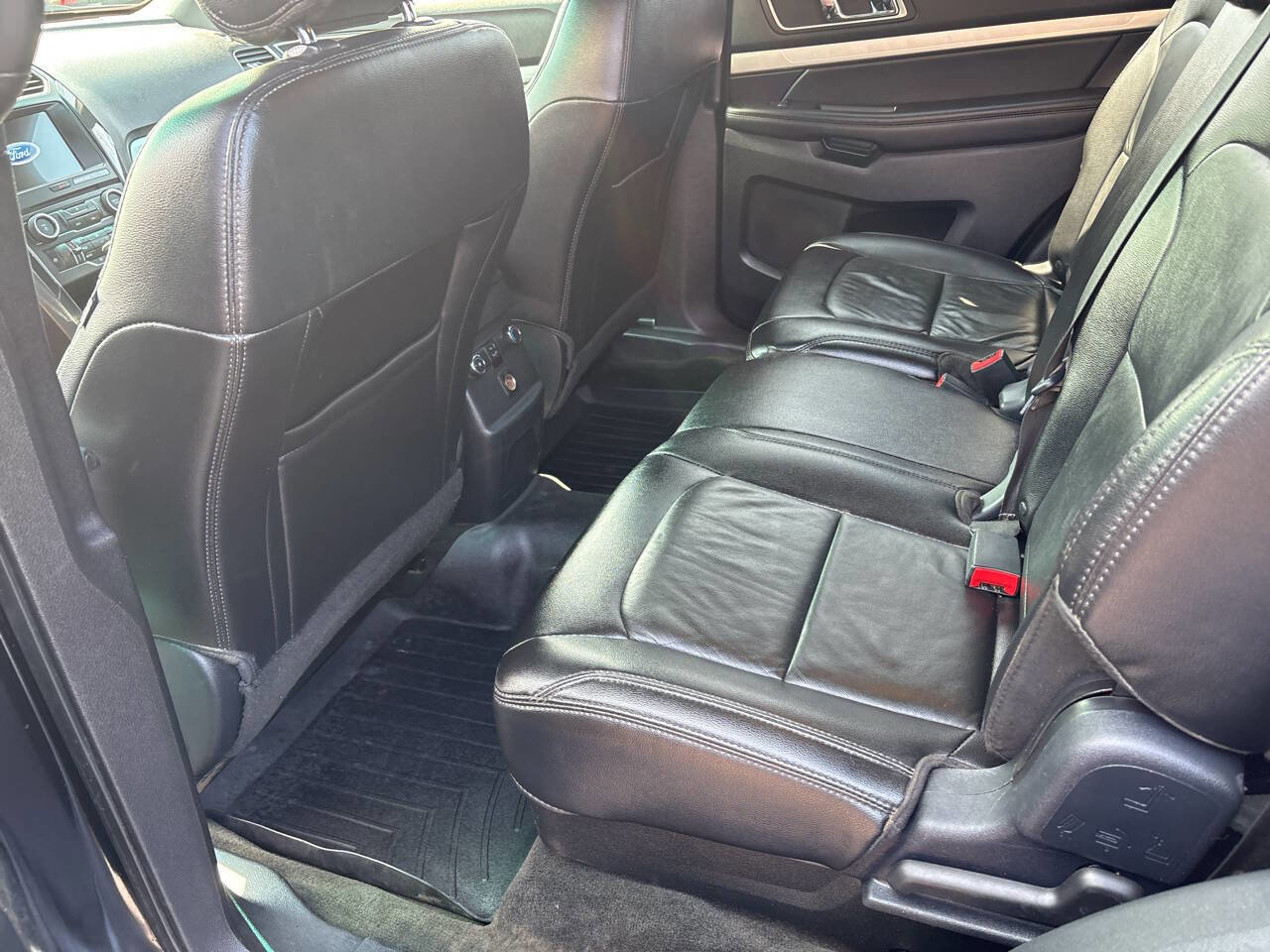 Used 2017 Ford Explorer XLT w/ Equipment Group 202A image 6