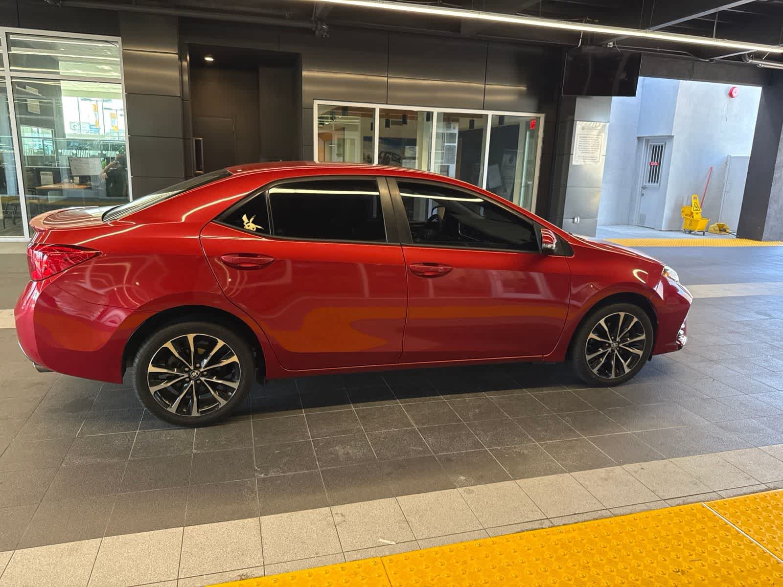 Used 2019 Toyota Corolla SE w/ Carpet Mat Package (TMS) FWD image 4