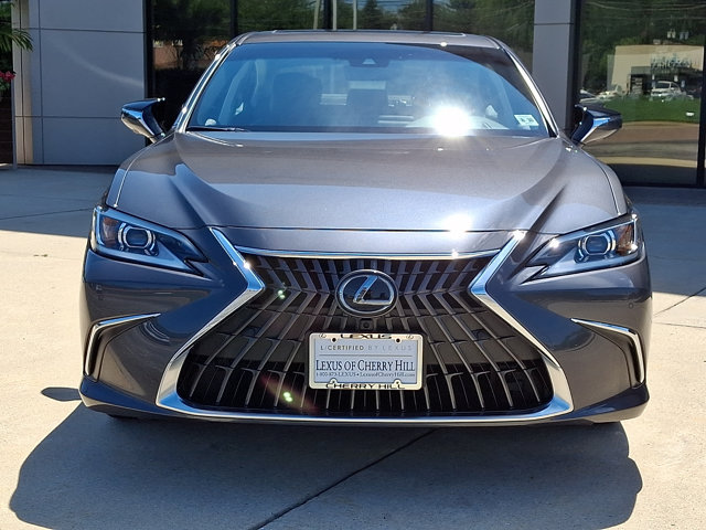 Used 2025 Lexus ES 300h w/ Luxury Package FWD image 2