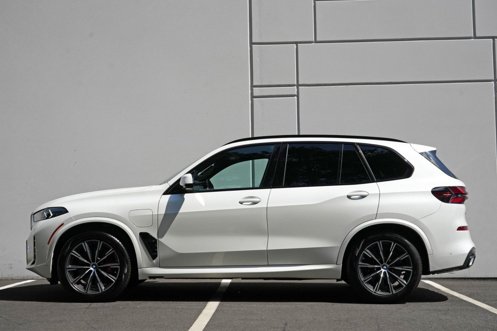 Used 2024 BMW X5 xDrive50e w/ M Sport Package AWD/4WD image 9