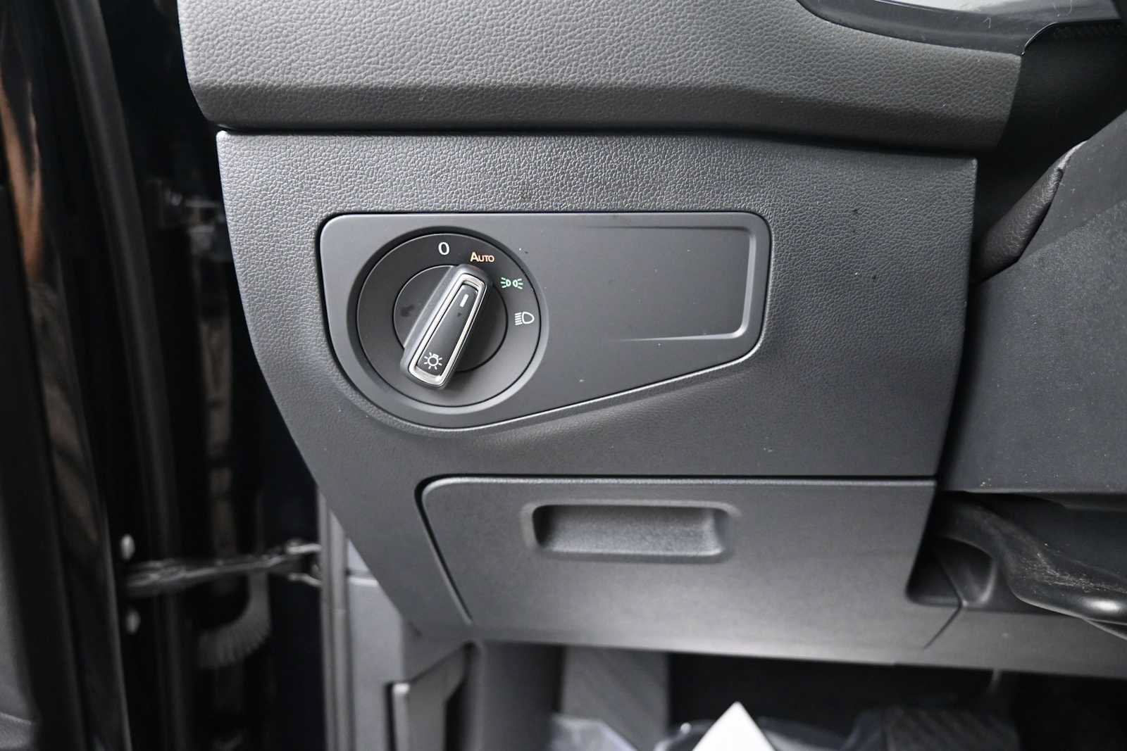 Used 2024 Volkswagen Tiguan SE w/ Panoramic Sunroof Package AWD/4WD image 10